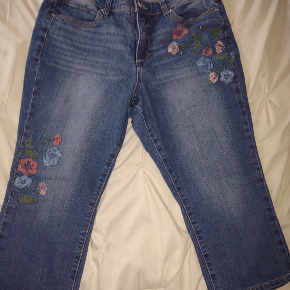 Bandolino Jean Capri, Embroidery